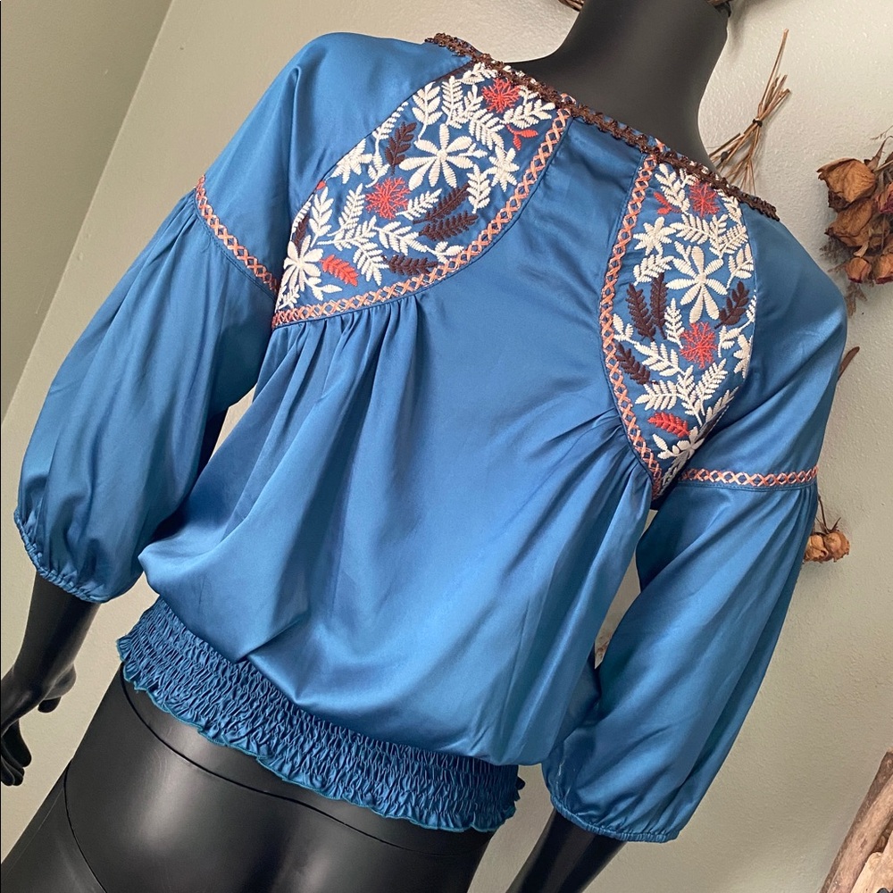 Hazel Blue Floral Embroidered Rodeo Festive Blouse NWoTs - Picture 8 of 13